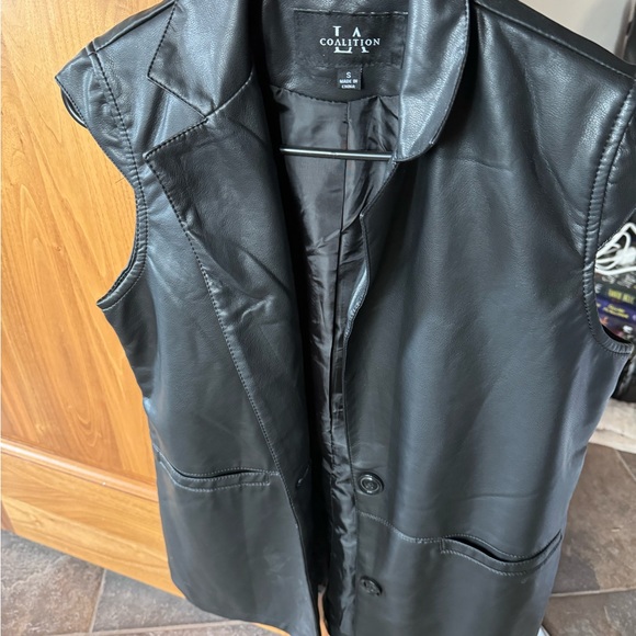 Becca Sleeveless Blazer - Picture 6 of 7